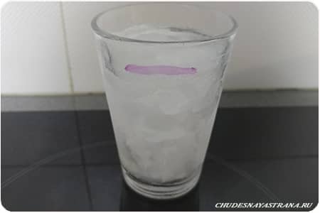 замороженная вода в стакане